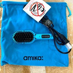 New Amika
Mini hair straightening brush